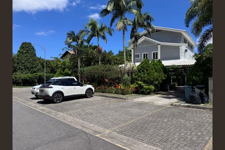 Casa de condomínio para alugar com 1500m², 6 quartos e 5 vagas Casa de condomínio para alugar com 1500m², 6 quartos e 5 vagasFachada