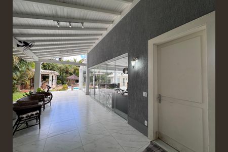 Casa de condomínio para alugar com 1500m², 6 quartos e 5 vagas Casa de condomínio para alugar com 1500m², 6 quartos e 5 vagasÁrea externa