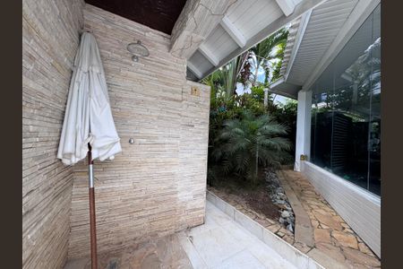 Casa de condomínio para alugar com 1500m², 6 quartos e 5 vagas Casa de condomínio para alugar com 1500m², 6 quartos e 5 vagasÁrea externa