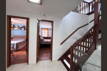 Casa de condomínio para alugar com 1500m², 6 quartos e 5 vagas Casa de condomínio para alugar com 1500m², 6 quartos e 5 vagasHall Íntimo