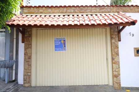 Casa para alugar com 300m², 4 quartos e 4 vagas Casa para alugar com 300m², 4 quartos e 4 vagasPlaca instalada no portão do imóvel - Código: RXQW-989