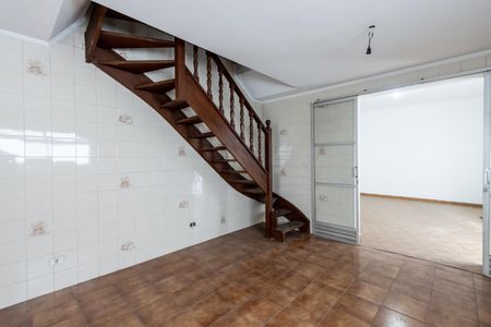 Casa para alugar com 250m², 3 quartos e 5 vagas Casa para alugar com 250m², 3 quartos e 5 vagasEscadas
