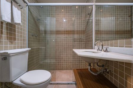 Banheiro de kitnet/studio para alugar com 1 quarto, 27m² em Cerqueira César, São Paulo