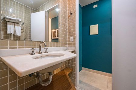 Banheiro de kitnet/studio para alugar com 1 quarto, 27m² em Cerqueira César, São Paulo