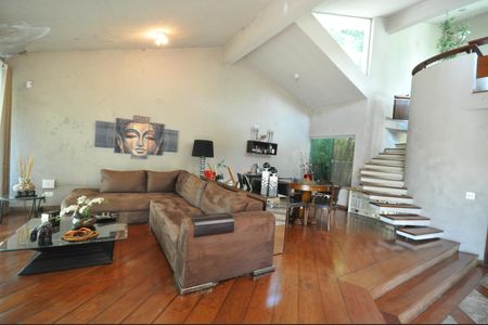 Casa para alugar com 600m², 4 quartos e 5 vagasSala