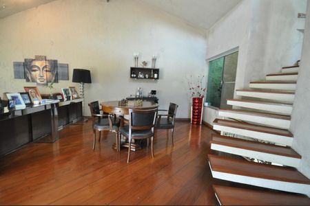 Casa para alugar com 600m², 4 quartos e 5 vagasSala