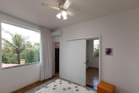 Casa à venda com 220m², 4 quartos e 6 vagasSuíte 1