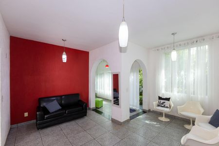 Casa à venda com 220m², 4 quartos e 6 vagasSala de TV