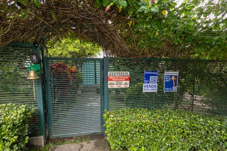 Casa à venda com 220m², 4 quartos e 6 vagasFachada com Placa