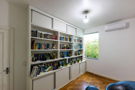 Casa à venda com 220m², 4 quartos e 6 vagasEscritório