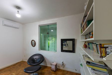 Casa à venda com 220m², 4 quartos e 6 vagasEscritório