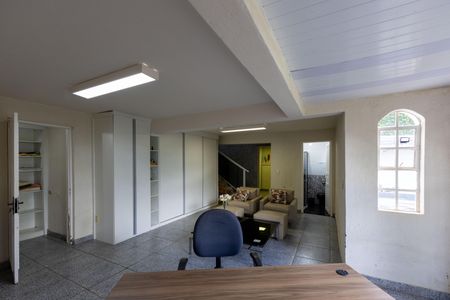 Casa à venda com 220m², 4 quartos e 6 vagasSala com Lareira