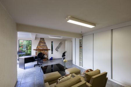 Casa à venda com 220m², 4 quartos e 6 vagasSala com Lareira