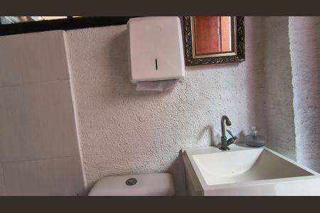 Casa de condomínio à venda com 168m², 3 quartos e 2 vagas Casa de condomínio à venda com 168m², 3 quartos e 2 vagasBanheiro do Quintal