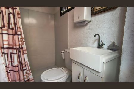Casa de condomínio à venda com 168m², 3 quartos e 2 vagas Casa de condomínio à venda com 168m², 3 quartos e 2 vagasBanheiro do Quintal