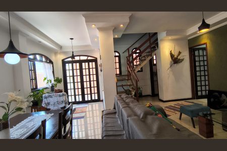 Casa de condomínio à venda com 168m², 3 quartos e 2 vagas Casa de condomínio à venda com 168m², 3 quartos e 2 vagasSala