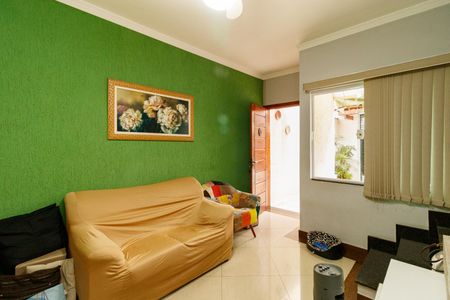 Casa à venda com 142m², 2 quartos e 2 vagasSala