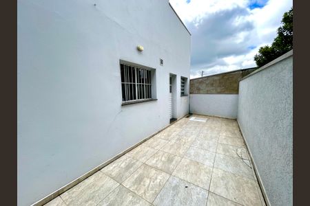 Casa para alugar com 60m², 2 quartos e 1 vagaQuintal