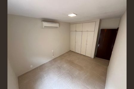 Casa à venda com 150m², 3 quartos e 2 vagas Casa à venda com 150m², 3 quartos e 2 vagasQuarto