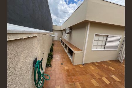 Casa à venda com 150m², 3 quartos e 2 vagas Casa à venda com 150m², 3 quartos e 2 vagasÁrea externa