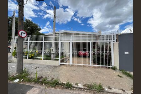 Casa à venda com 150m², 3 quartos e 2 vagas Casa à venda com 150m², 3 quartos e 2 vagasfachada