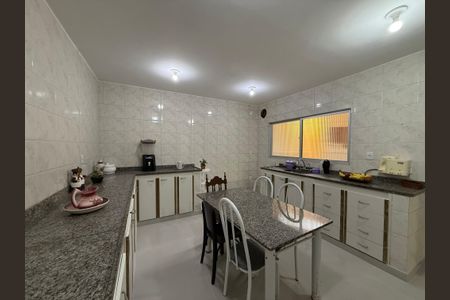 Casa para alugar com 250m², 4 quartos e 3 vagas