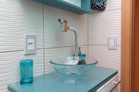 Banheiro de apartamento à venda com 1 quarto, 46m² em Nonoai, Porto Alegre