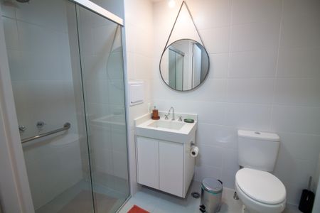 Banheiro de kitnet/studio para alugar com 1 quarto, 26m² em Jardim das Acacias, São Paulo