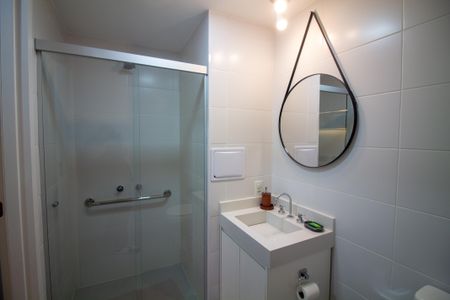 Banheiro de kitnet/studio para alugar com 1 quarto, 26m² em Jardim das Acacias, São Paulo