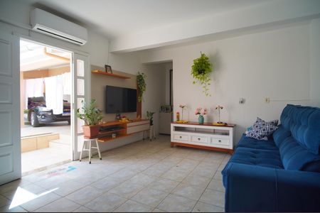 Casa à venda com 140m², 2 quartos e 2 vagassala