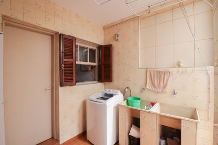 Área de Serviço e Banheiro de Serviço de casa à venda com 4 quartos, 160m² em Conjunto Residencial Santa Terezinha, São Paulo