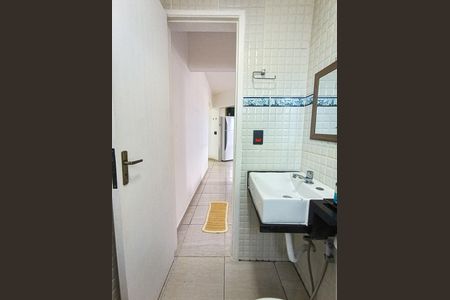 Banheiro de apartamento para alugar com 1 quarto, 40m² em Vila Tupi, Praia Grande