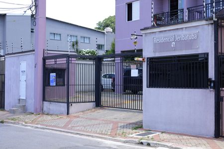 Apartamento para alugar com 45m², 2 quartos e 1 vagaFachada do condomínio - Placa instalada no portão do condomínio - Código da placa: YEQA-89