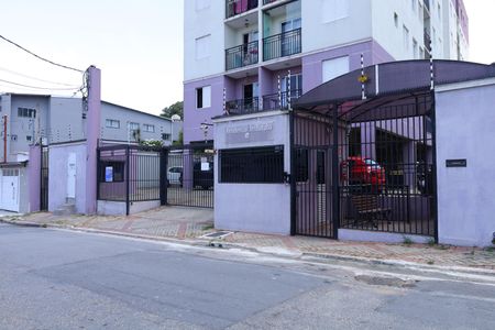 Apartamento para alugar com 45m², 2 quartos e 1 vagaFachada do condomínio - Placa instalada no portão do condomínio - Código da placa: YEQA-89