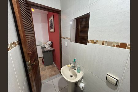 Casa para alugar com 220m², 3 quartos e 2 vagasBanheiro Social