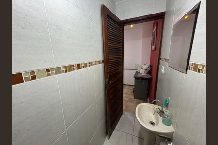 Casa para alugar com 220m², 3 quartos e 2 vagasBanheiro Social