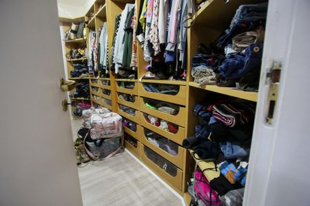 Casa de condomínio à venda com 600m², 4 quartos e 5 vagasCloset da Suíte 1