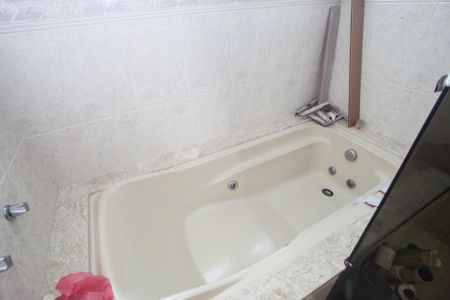 Casa de condomínio à venda com 600m², 4 quartos e 5 vagasBanheiro da Suíte 1