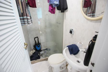 Casa de condomínio à venda com 600m², 4 quartos e 5 vagasBanheiro de Serviço