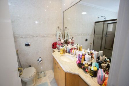 Casa de condomínio à venda com 600m², 4 quartos e 5 vagasBanheiro da Suíte 1