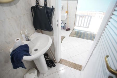 Casa de condomínio à venda com 600m², 4 quartos e 5 vagasBanheiro de Serviço