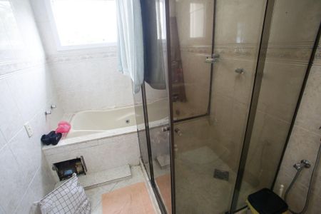 Casa de condomínio à venda com 600m², 4 quartos e 5 vagasBanheiro da Suíte 1