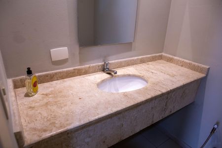 Banheiro de kitnet/studio para alugar com 1 quarto, 17m² em Butantã, São Paulo