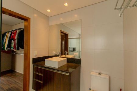 Casa de condomínio para alugar com 301m², 3 quartos e 4 vagasBanheiro da Suíte 1