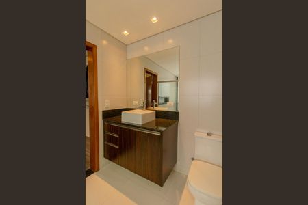 Casa de condomínio para alugar com 301m², 3 quartos e 4 vagasBanheiro da Suíte 1