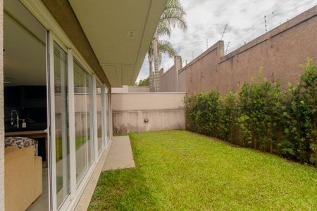 Casa de condomínio para alugar com 301m², 3 quartos e 4 vagasQuintal
