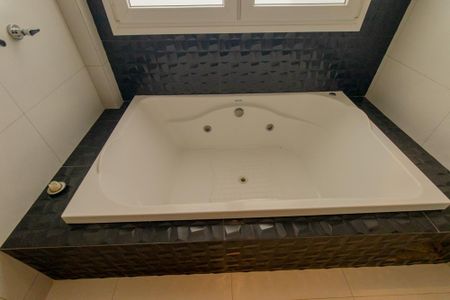 Casa de condomínio para alugar com 301m², 3 quartos e 4 vagasBanheiro da Suíte 1