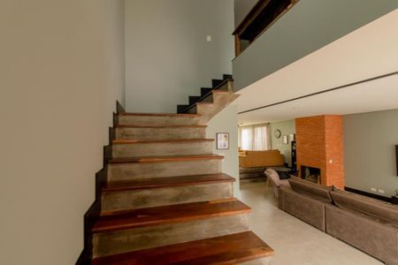 Casa de condomínio para alugar com 301m², 3 quartos e 4 vagasEscada