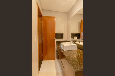 Casa de condomínio para alugar com 301m², 3 quartos e 4 vagasBanheiro da Suite 2