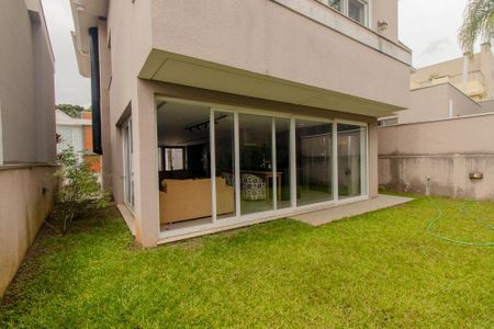 Casa de condomínio para alugar com 301m², 3 quartos e 4 vagasQuintal